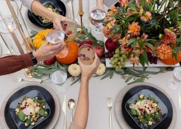 Holiday Hosting Hacks: Expert Advice for Stress-Free Gatherings
