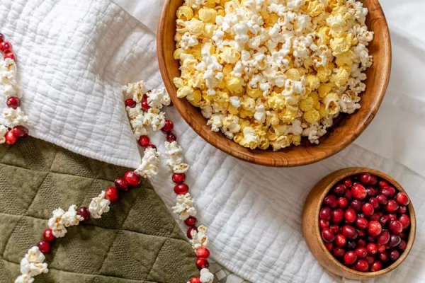 Cut Holiday Decor Costs: Designers Share Five Thrifty Styling Tricks