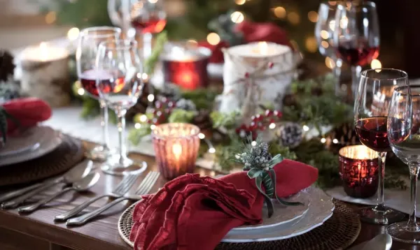 Hosting Pros Reveal the Four Tasks Guests Should Volunteer For This Holiday Season