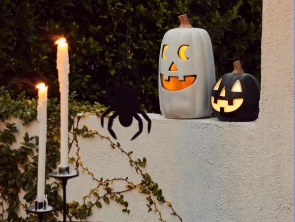 Autumn Decor That Works for Both Halloween and Thanksgiving, Designers Say